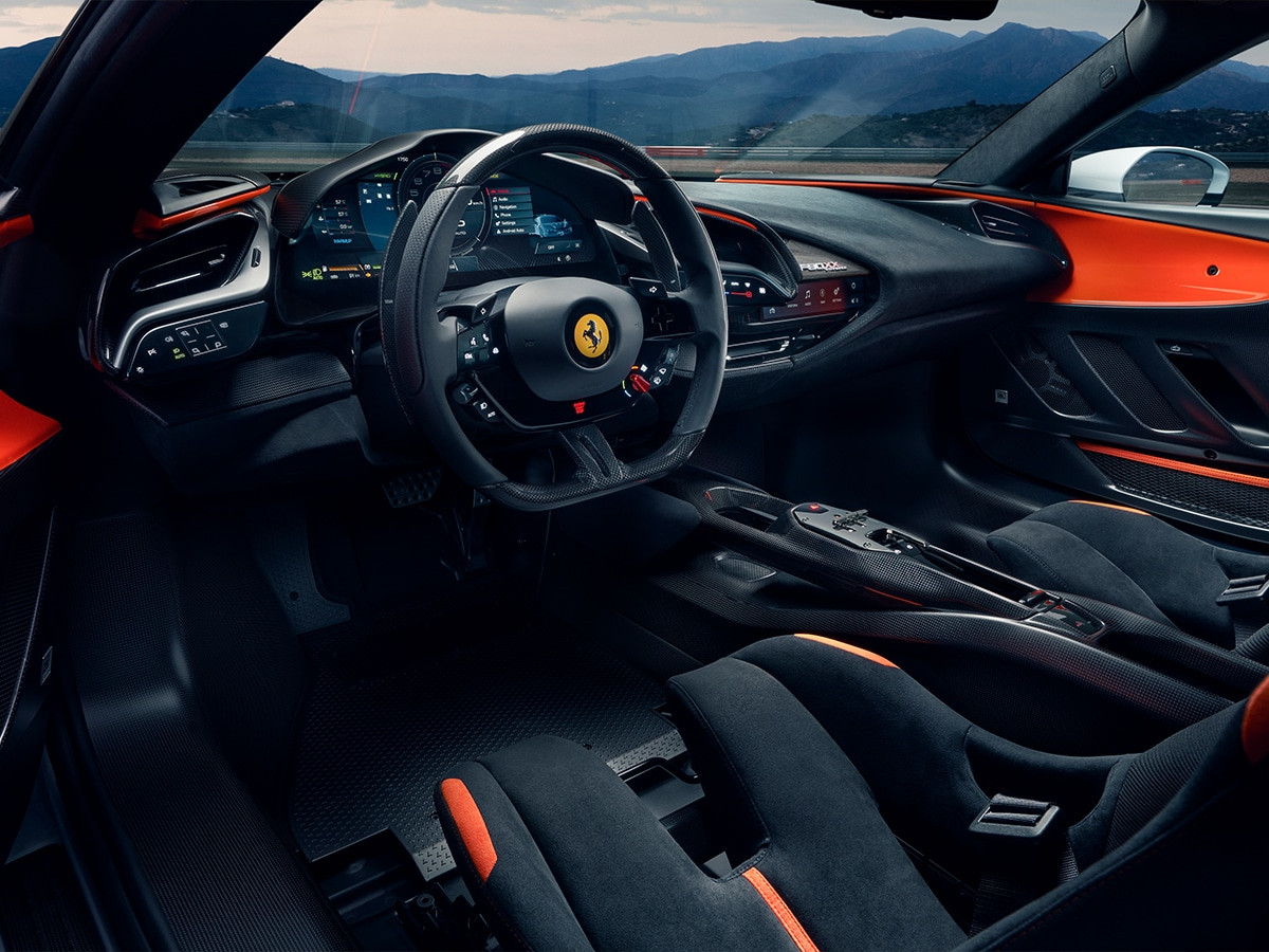 Khoang nội thất tối giản với sợi carbon và Alcantara