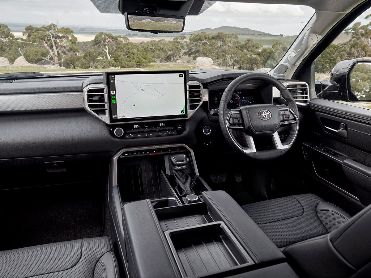 Khoang nội thất Toyota Tundra 2025 với màn hình giải trí 14 inch, đồng hồ điện tử và ghế chỉnh điện
