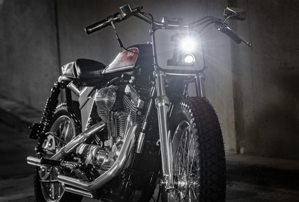 Khối động cơ Sportster 883 được trau chuốt hoàn hảo với lọc gió Flowmaster hiệu năng cao