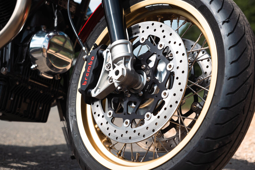 Khối động cơ V-twin của Guzzi được phục hồi và độ lại với cam thể thao, carburetor FCR và ống xả SC Project
