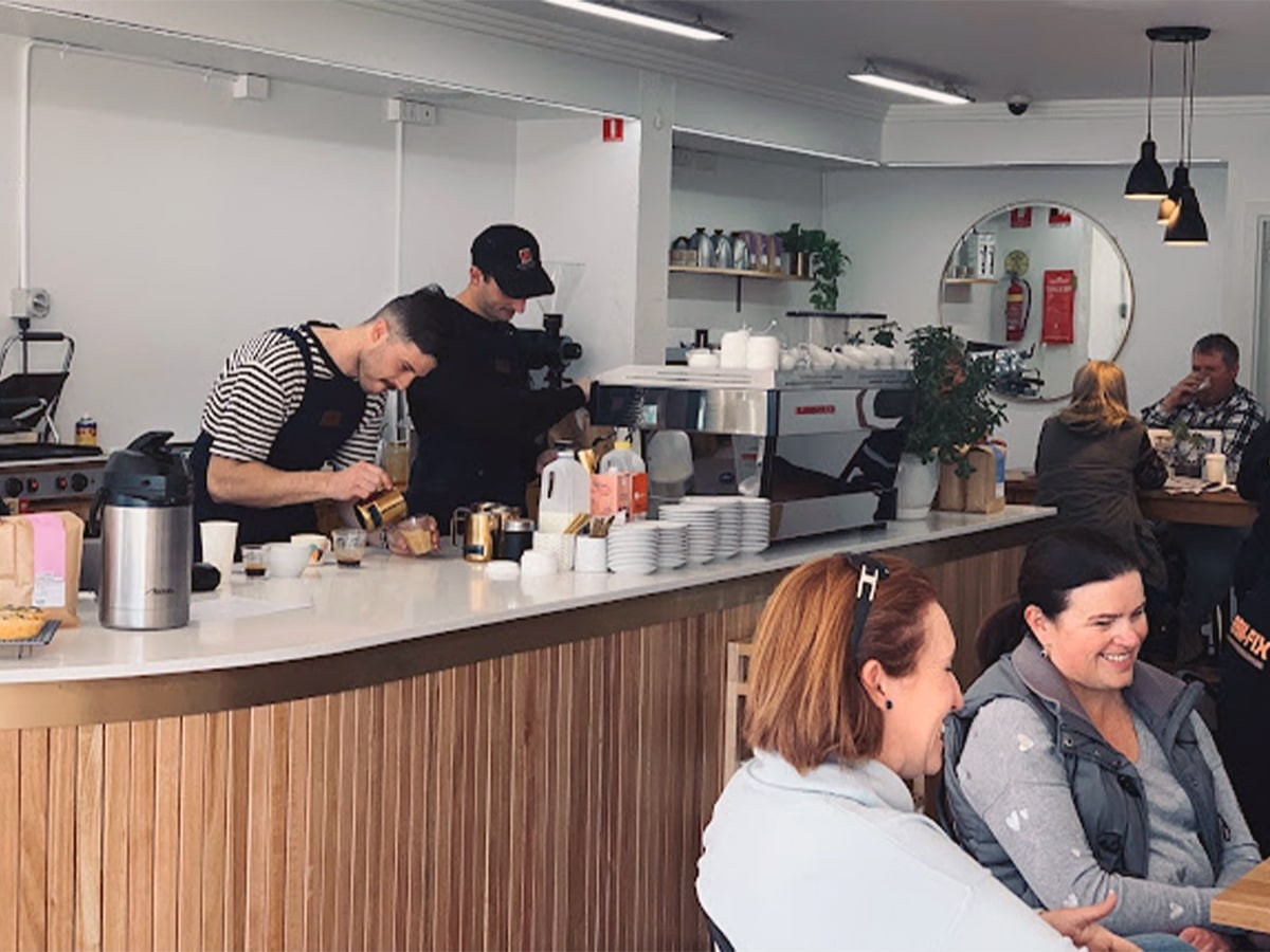 Không gian hiện đại tại Academy Coffee Roasters, trung tâm Orange