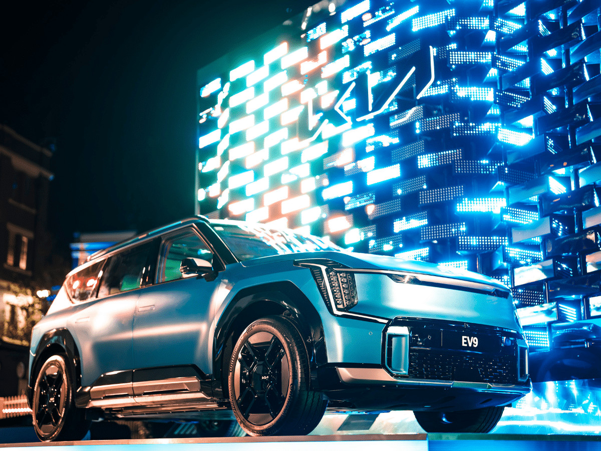Kia EV9 xuất hiện huyền ảo giữa không gian LED đầy sắc màu trong Kia Kinetic