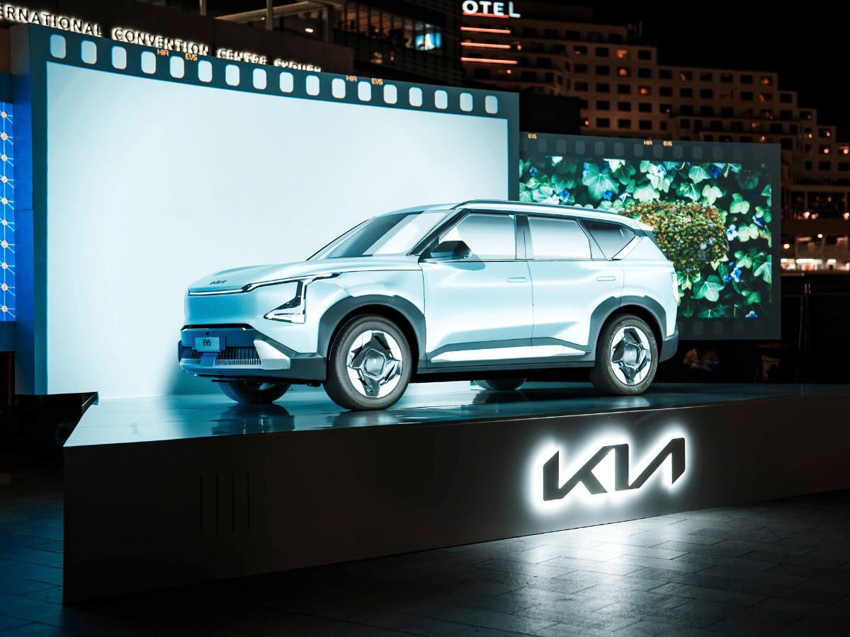 Kia Kaleidoscope thu hút người xem bằng hiệu ứng ánh sáng sống động xoay quanh mẫu EV5