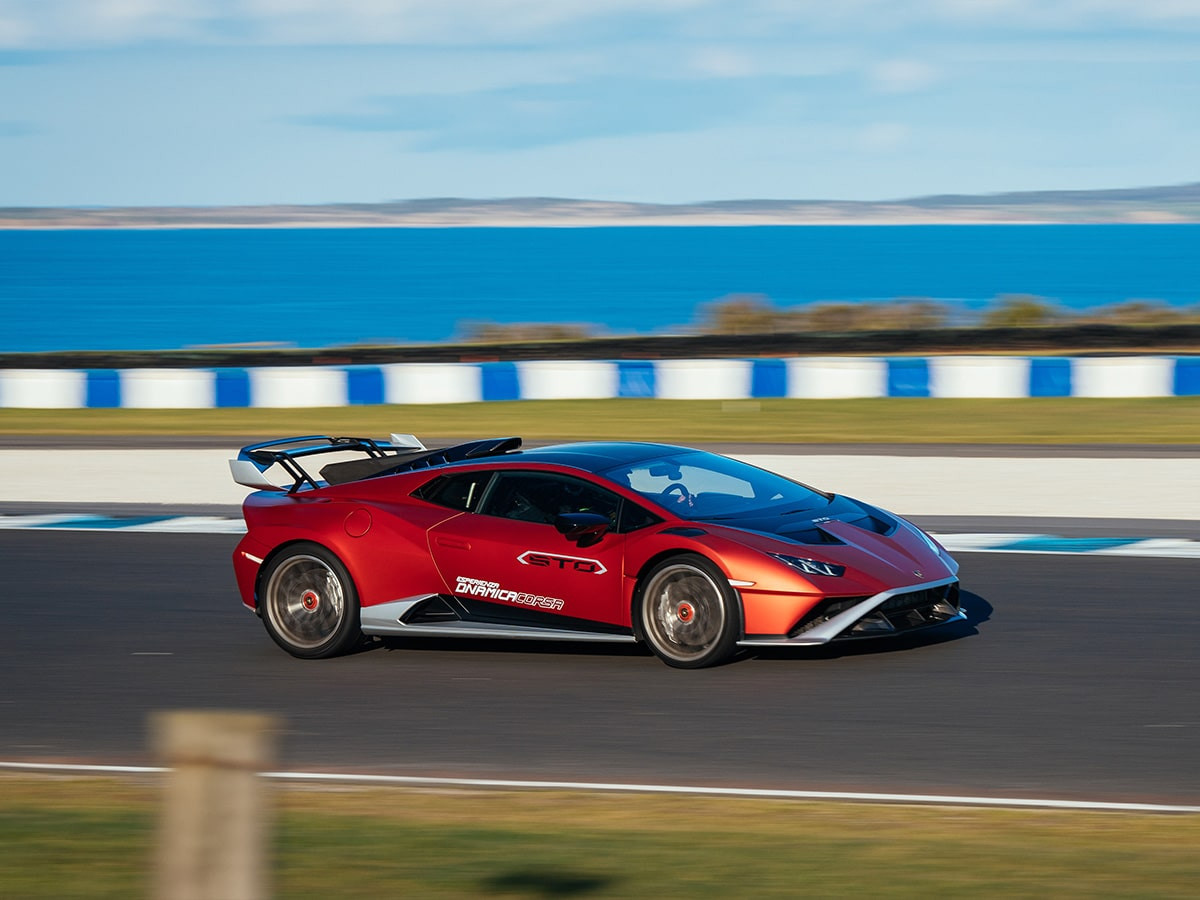 Lamborghini Huracan STO tăng tốc trên mặt đường ướt đầy thách thức