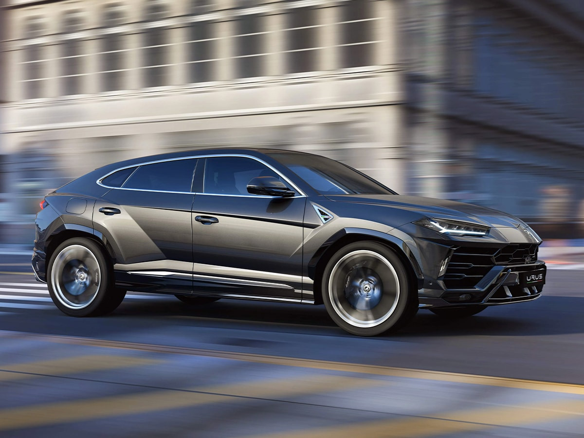Lamborghini Urus đen mạnh mẽ giữa cảnh đêm hiện đại