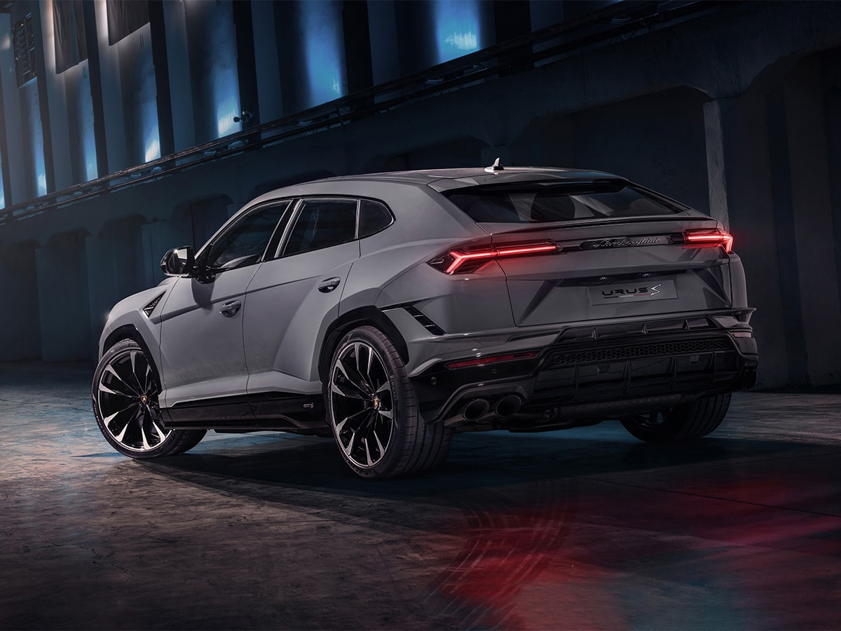Lamborghini Urus S nhìn từ phía sau với ống xả kép thể thao mới