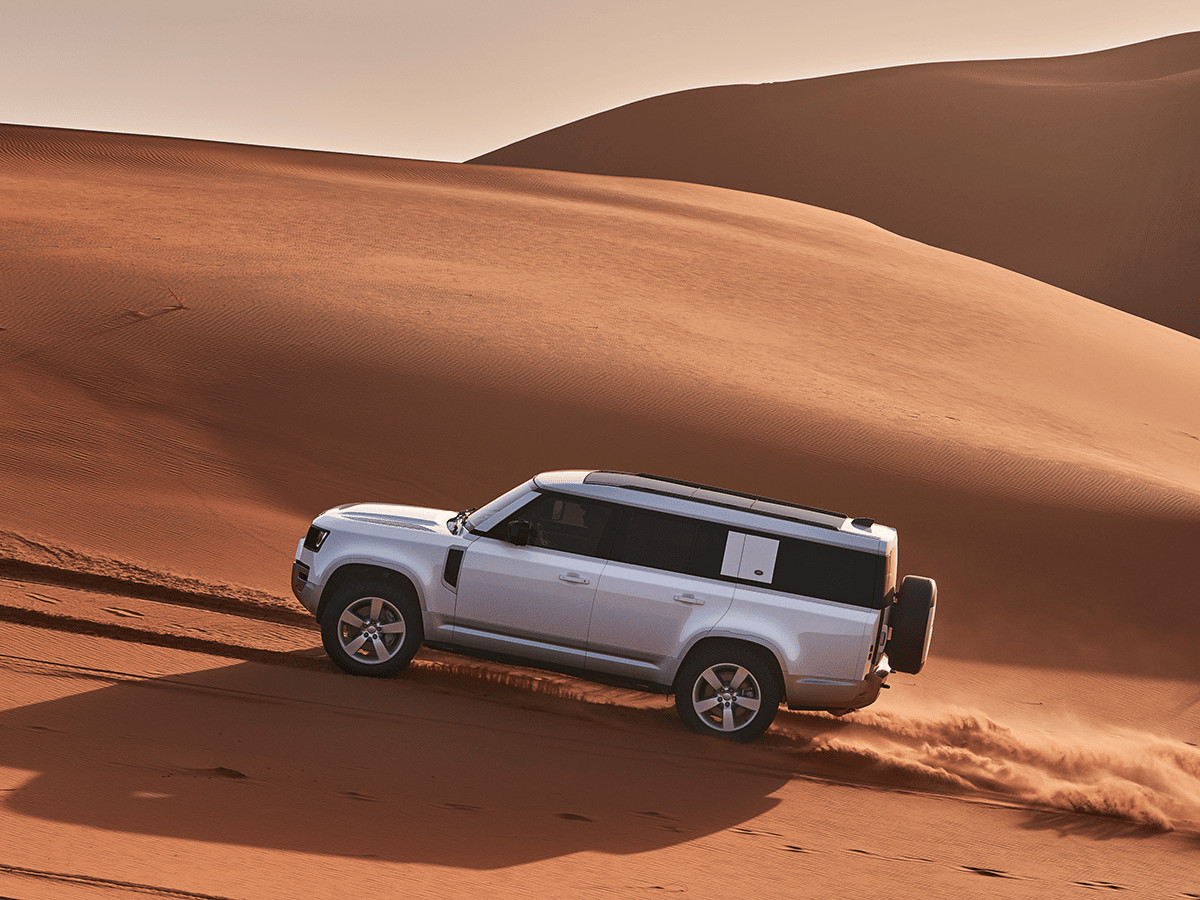 Land Rover Defender 130 chạy trên sa mạc với thiết kế đuôi kéo dài giúp tăng không gian nội thất