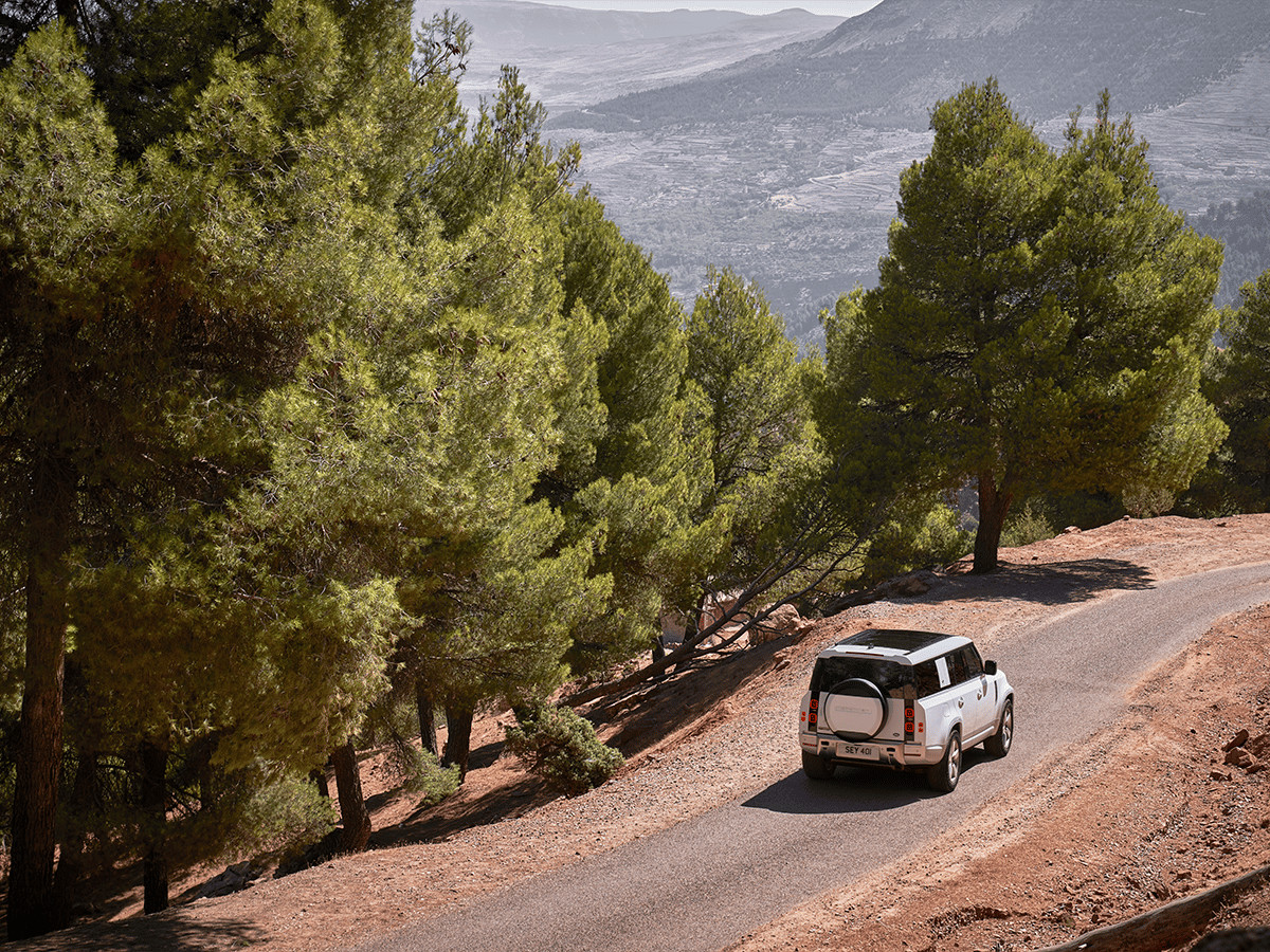 Land Rover Defender 130 sử dụng ở môi trường địa hình thực tế
