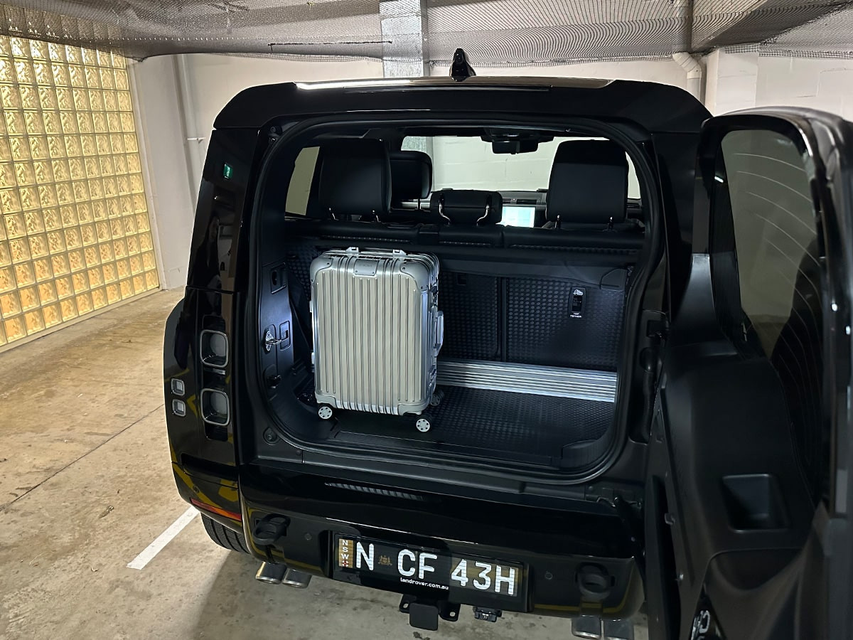 Land Rover Defender 90 V8 cửa sau mở rộng hiển thị khoang hành lý
