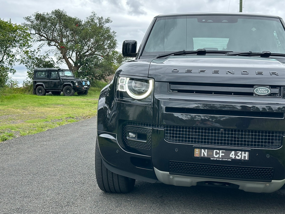 Land Rover Defender 90 V8 đỗ cạnh phiên bản cổ màu đen