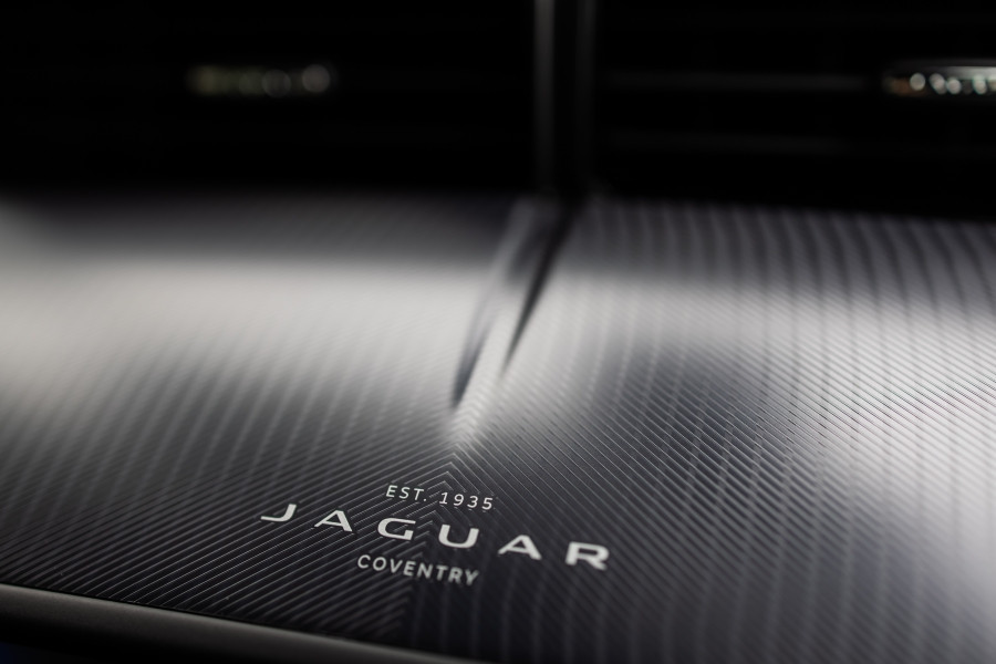Logo Jaguar dập nổi trên tựa đầu ghế da cao cấp trong nội thất F-TYPE R-Dynamic
