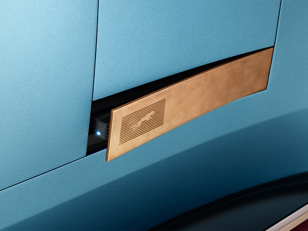 Logo Jaguar &quot;leaper&quot; được khắc laser trên thanh đồng thủ công