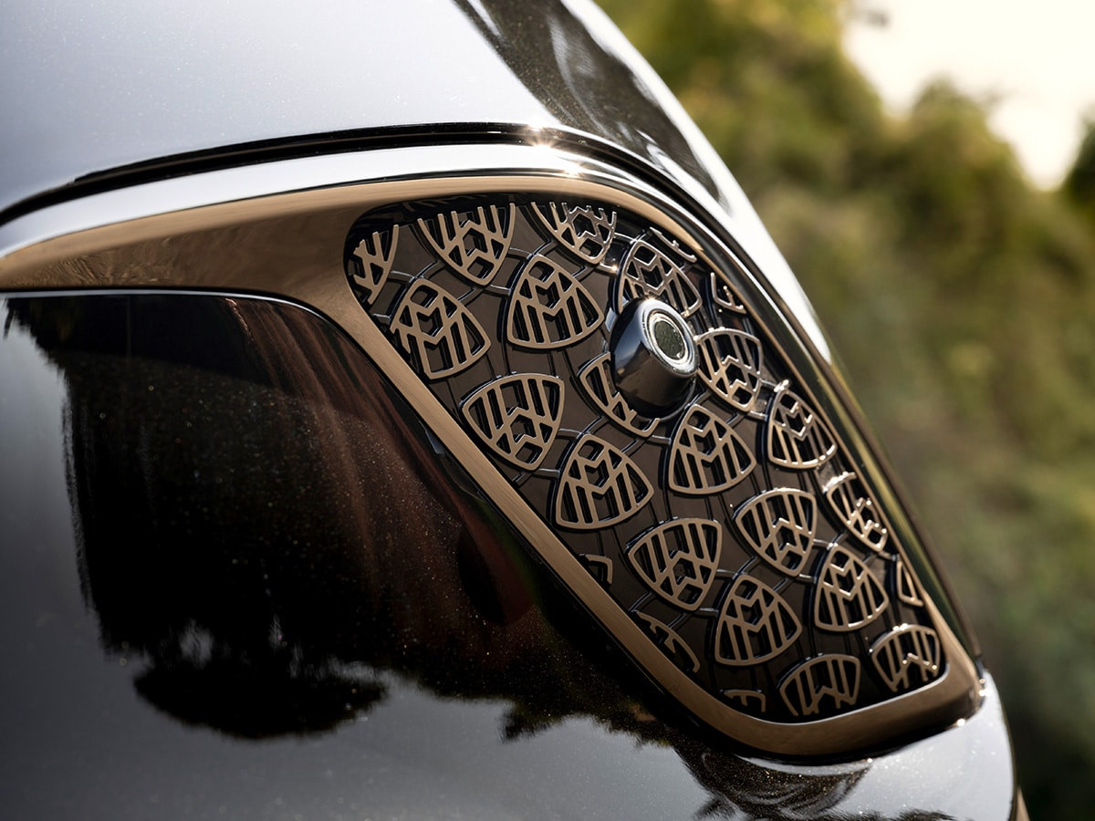 Logo Maybach ở khe thông gió bản Night Series