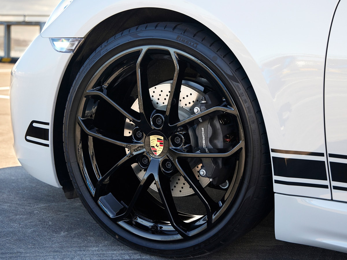 Logo Porsche nổi bật ở mâm xe với lớp sơn đen bóng – đặc trưng phiên bản contrast package