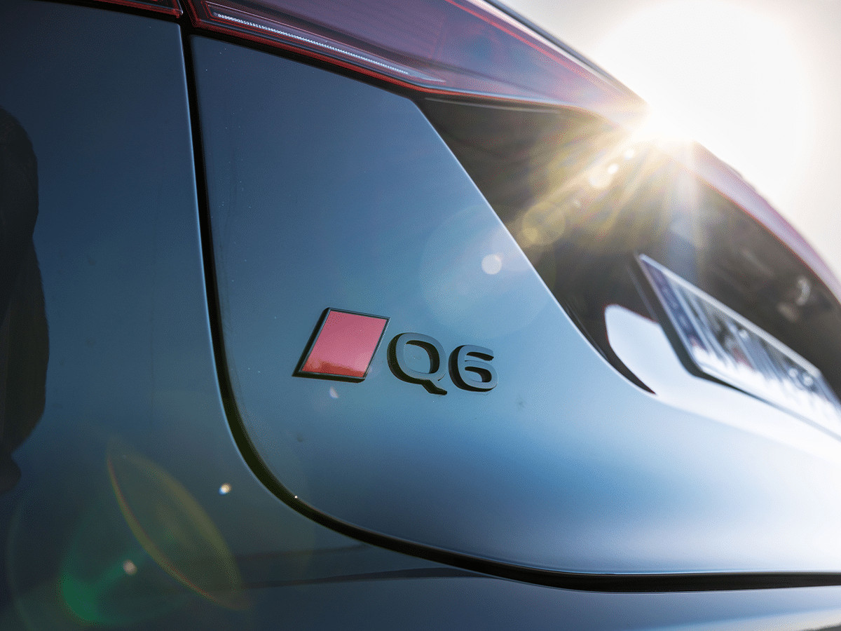 Logo Q6 e-tron phía sau xe