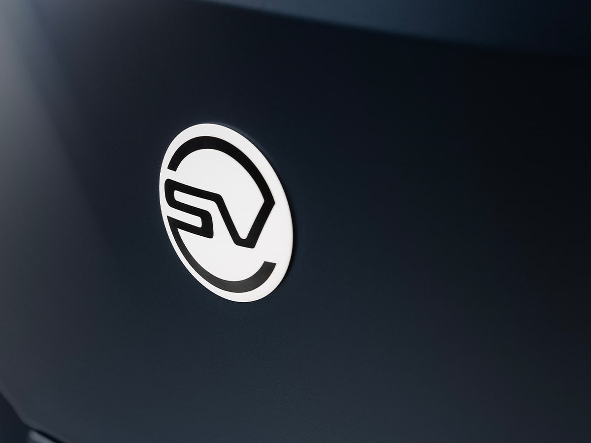 Logo SV phát sáng nổi bật trong không gian nội thất