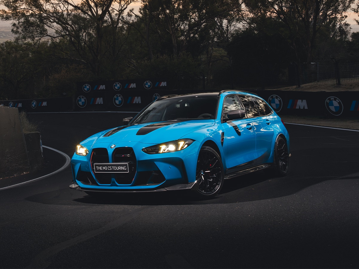 M3 CS Touring nổi bật với màu xanh Individual và đèn pha ánh vàng