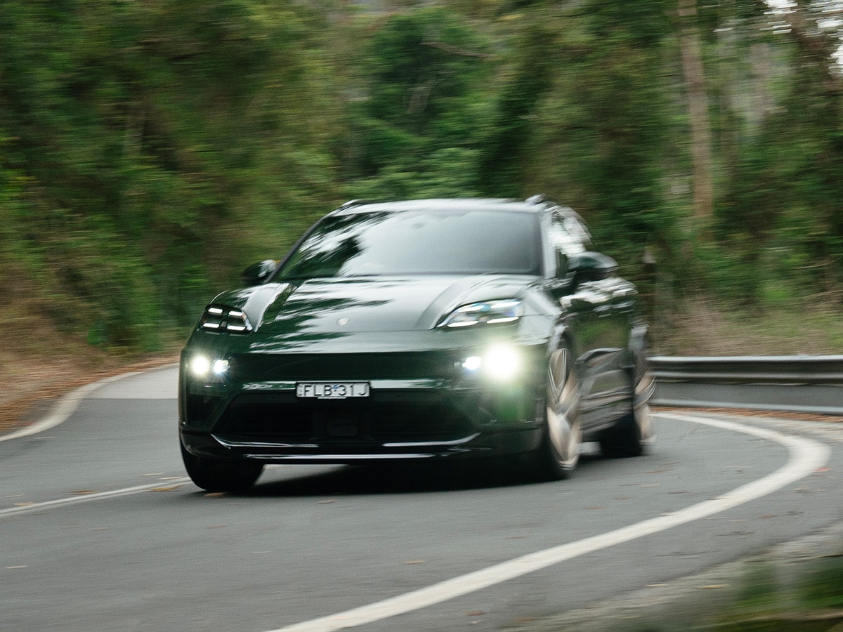 Macan Turbo bứt tốc trên đoạn thẳng trường đua ở Queensland