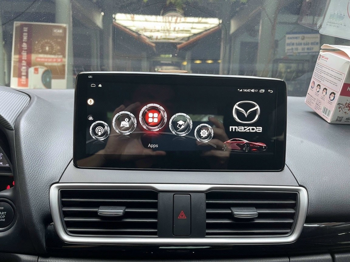 Màn hình zin Mazda 3 thiết kế nhỏ gọn nhưng hạn chế về tính năng