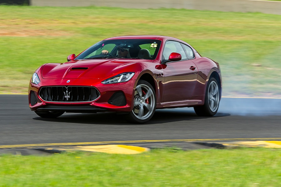 Maserati GranTurismo MC đang vào cua tốc độ cao