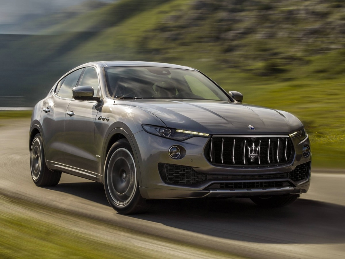 Maserati Levante đen nhám uốn lượn trên cung đường ven biển