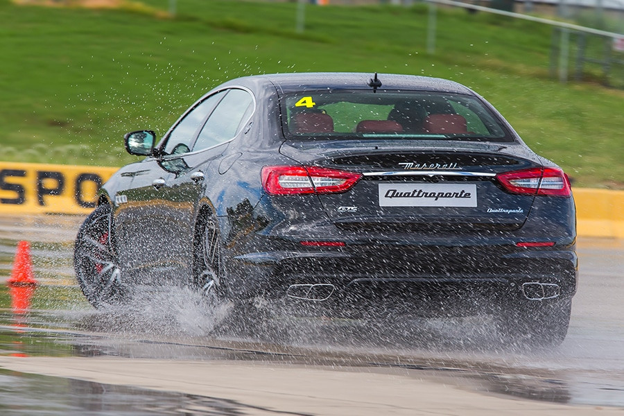 Maserati Quattroporte thực hiện drift tại sân trượt
