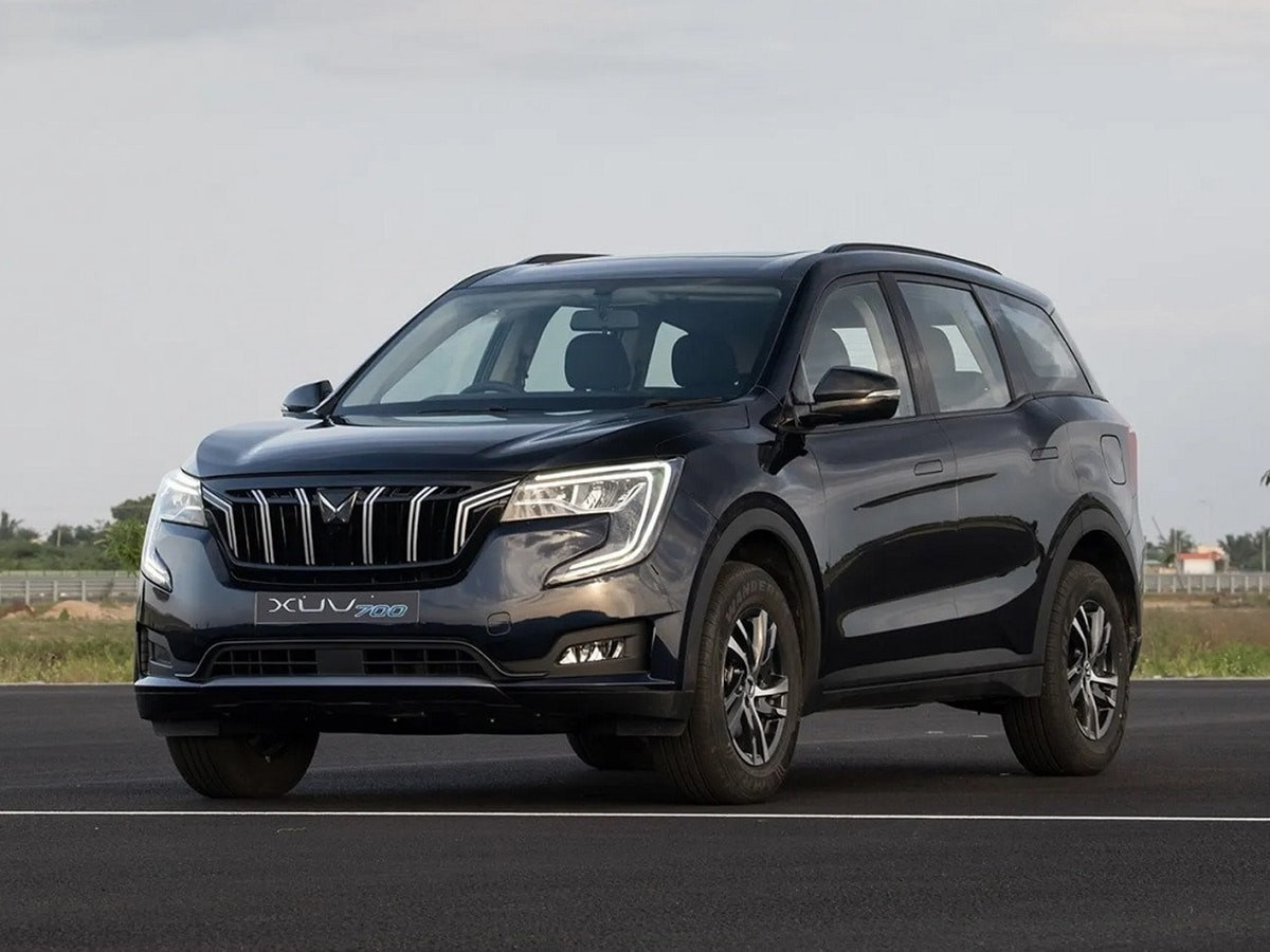 Mặt trước Mahindra XUV700 với lưới tản nhiệt lớn và đèn LED sắc sảo