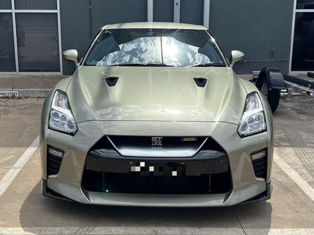 Mặt trước Nissan GT-R T-Spec với thiết kế khí động học