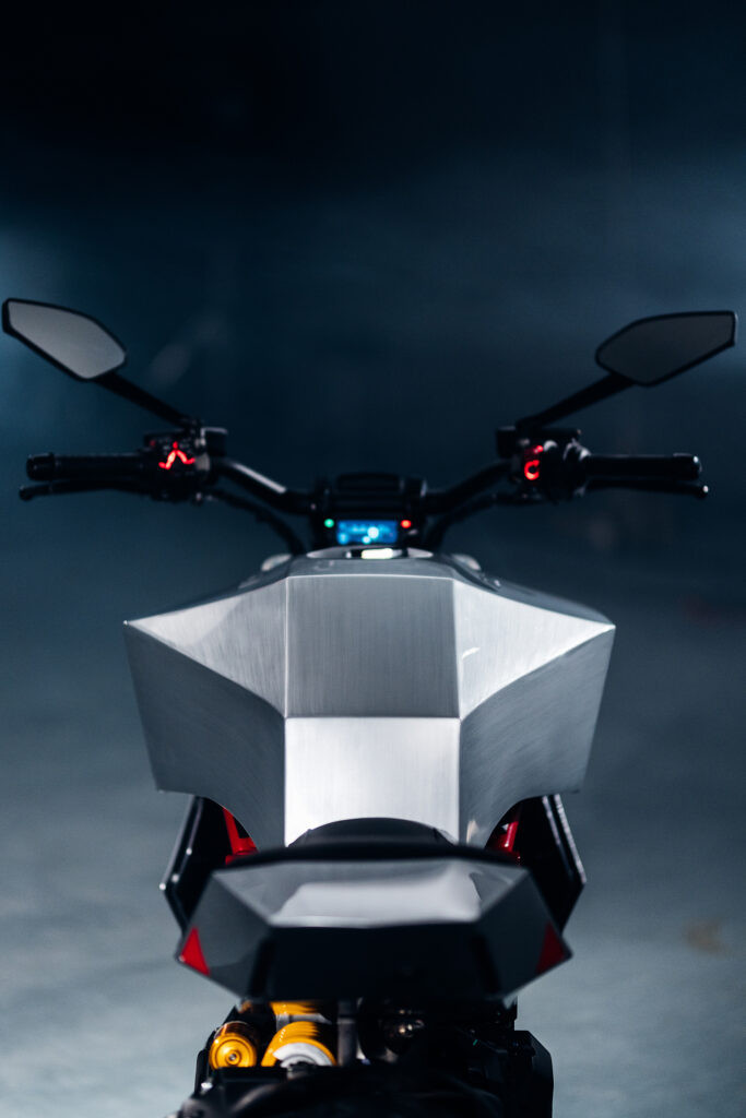 Màu đỏ truyền thống của Ducati trên khung thép nổi bật giữa các chi tiết kim loại xước và đen mờ
