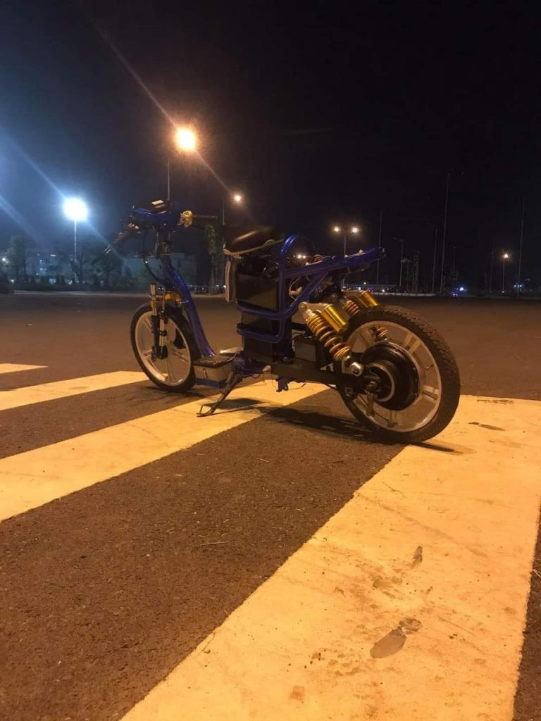 Mẫu xe drag độ với nhiều thay đổi từ khung, bánh đến đèn chiếu sáng