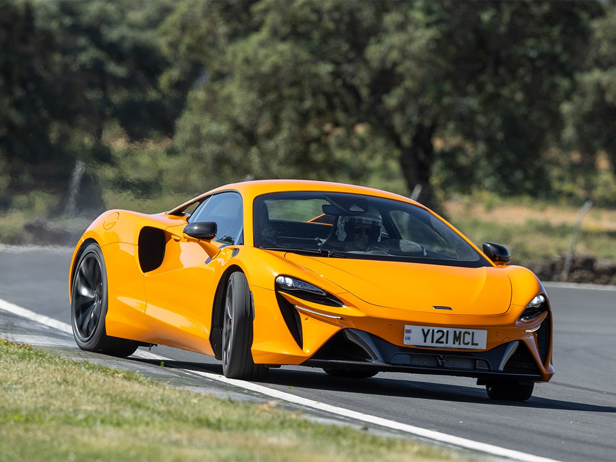 McLaren Artura đang được thử nghiệm trên đường đua
