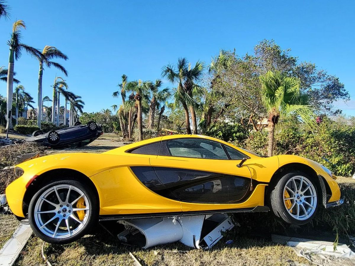McLaren P1 bị bão Ian cuốn trôi và nằm trên bồn cầu