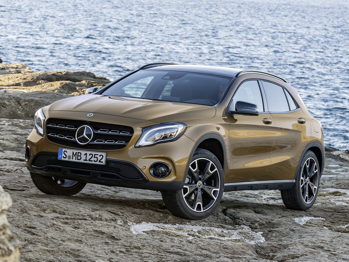 Mercedes-Benz GLA màu vàng kim giữa dãy cao ốc hiện đại