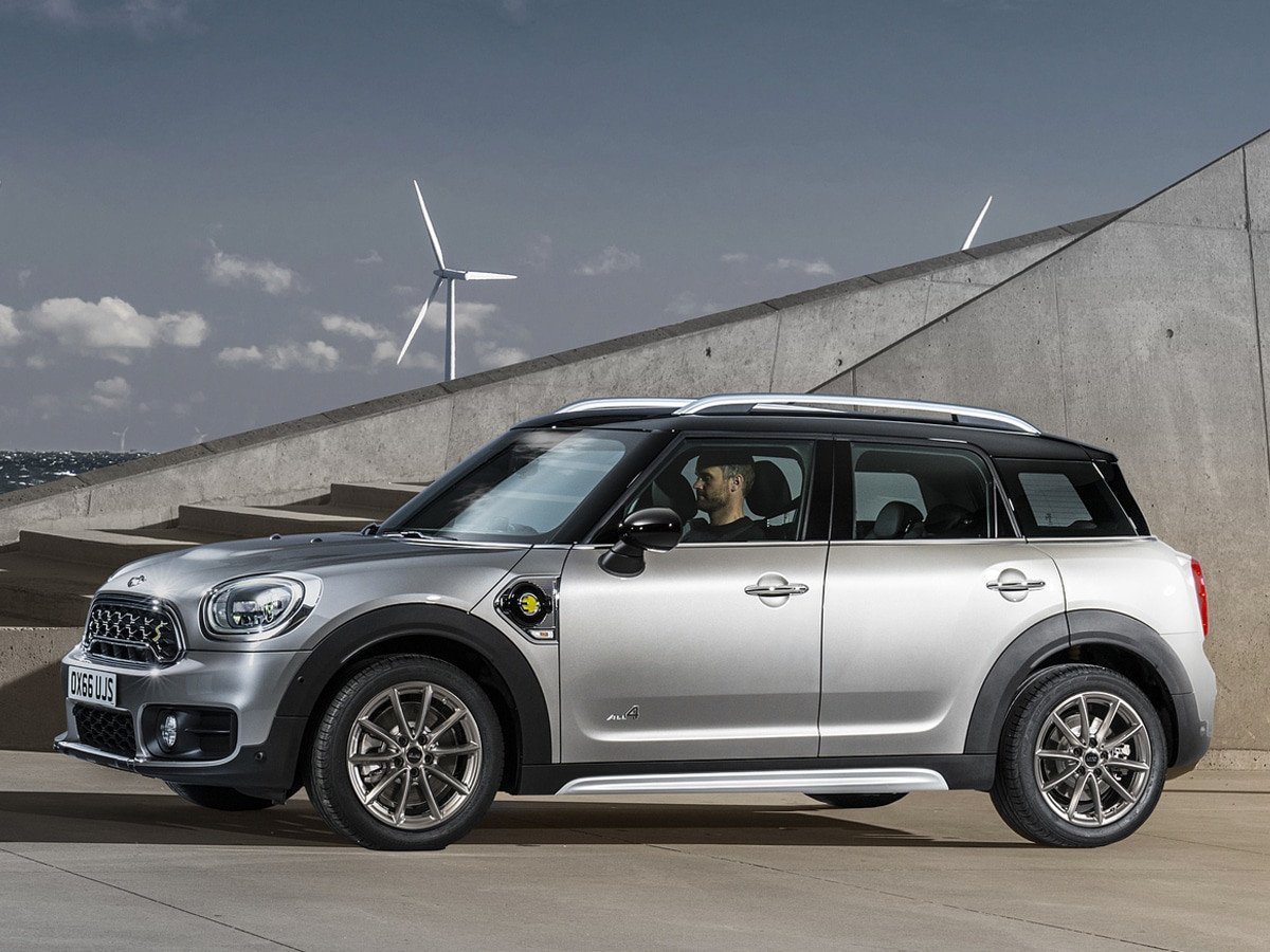 MINI Countryman xám bạc chạy qua con đường rợp bóng cây