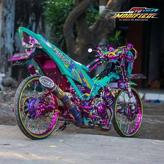 Mô tô phân khối lớn độ theo phong cách naked bike, mạnh mẽ và phô diễn động cơ