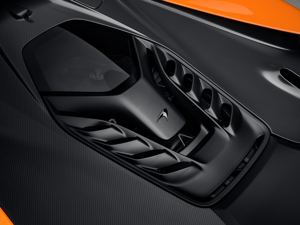 Nắp động cơ và kính sau McLaren W1