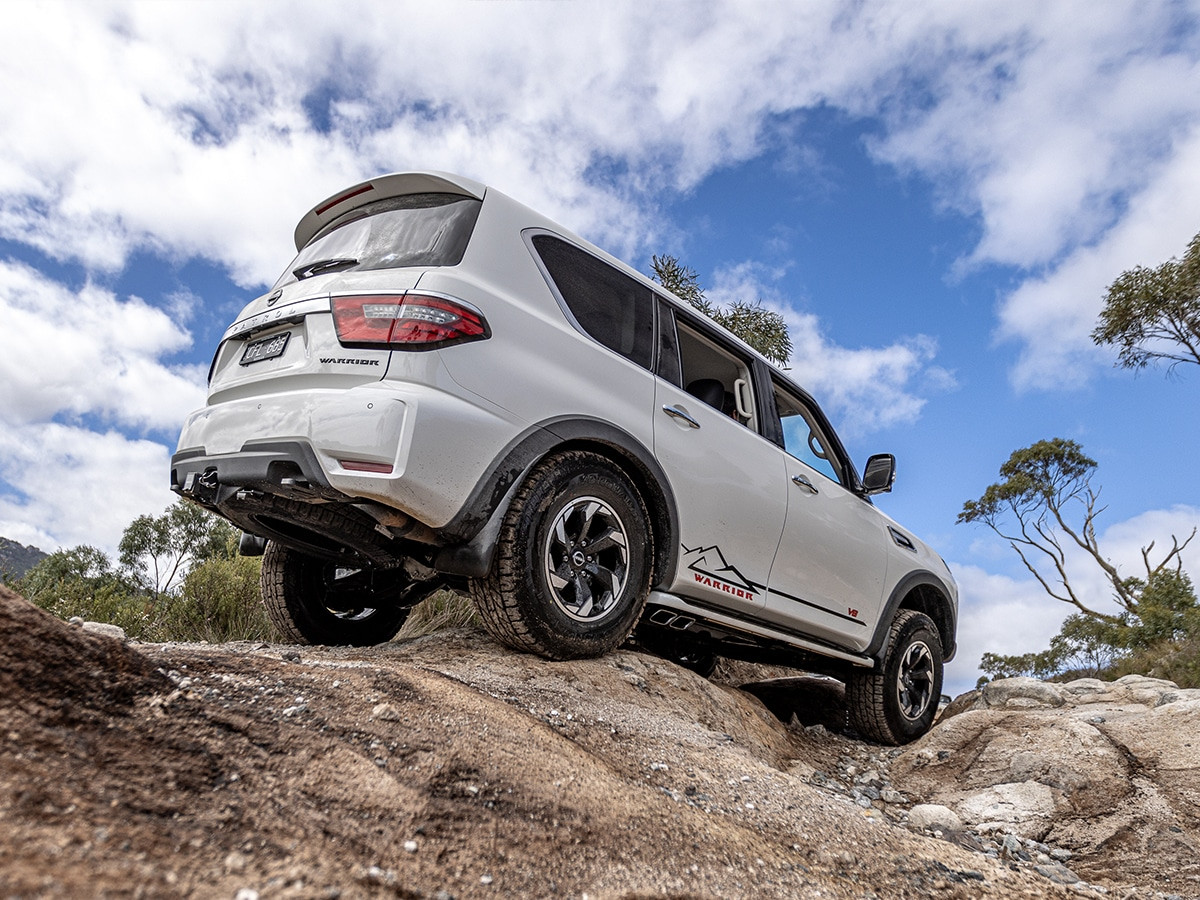 Nissan Patrol Warrior leo đá với trục trước nâng cao