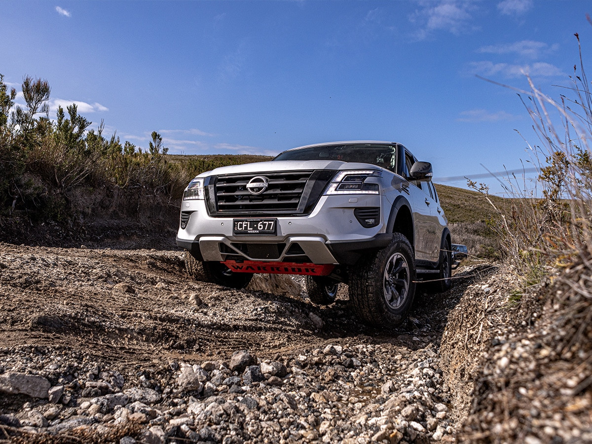 Nissan Patrol Warrior vượt địa hình đá với bánh xe nâng cao