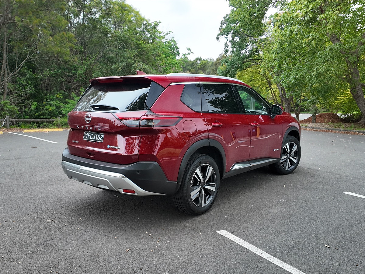 Nissan X-Trail Ti-L 2025 màu đỏ với mâm 19 inch nổi bật