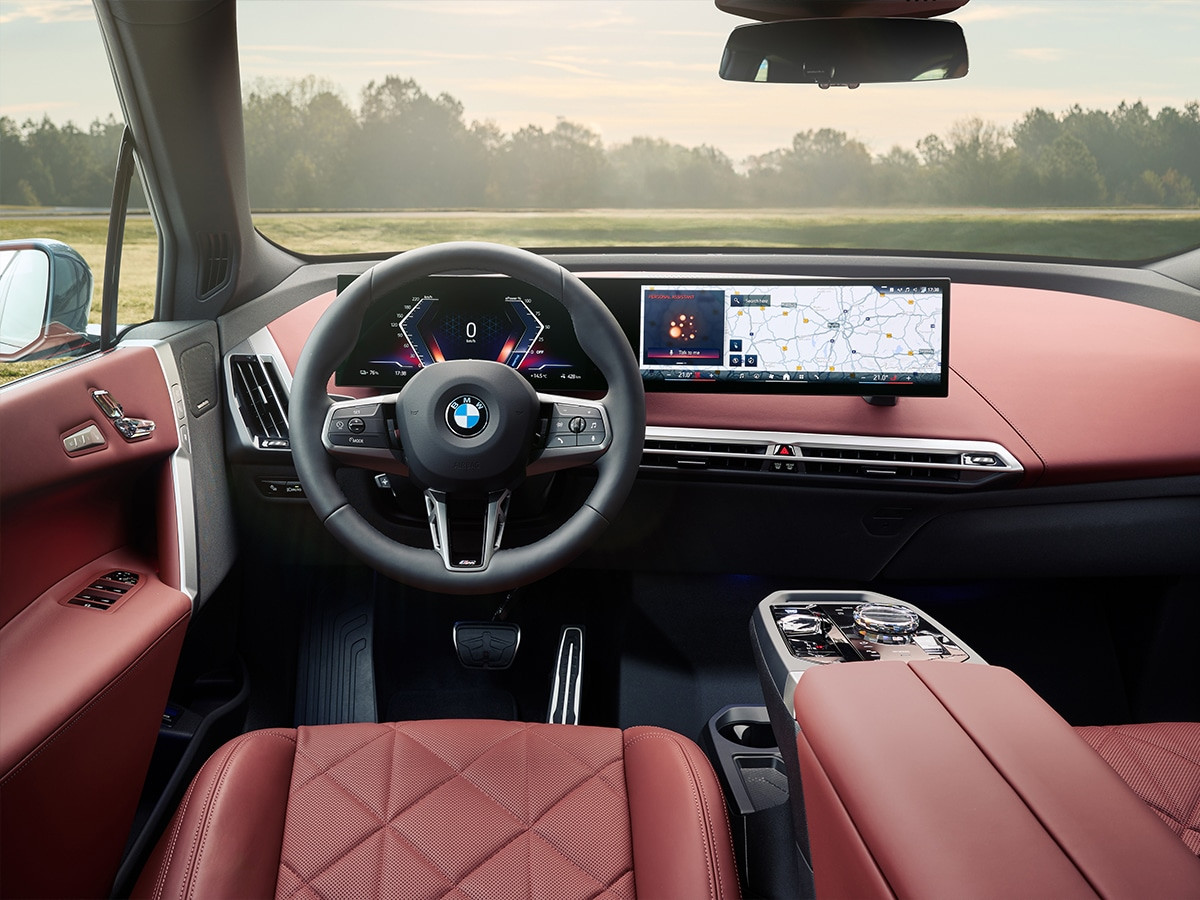 Nội thất BMW iX 2025 với vô lăng 3 chấu mới