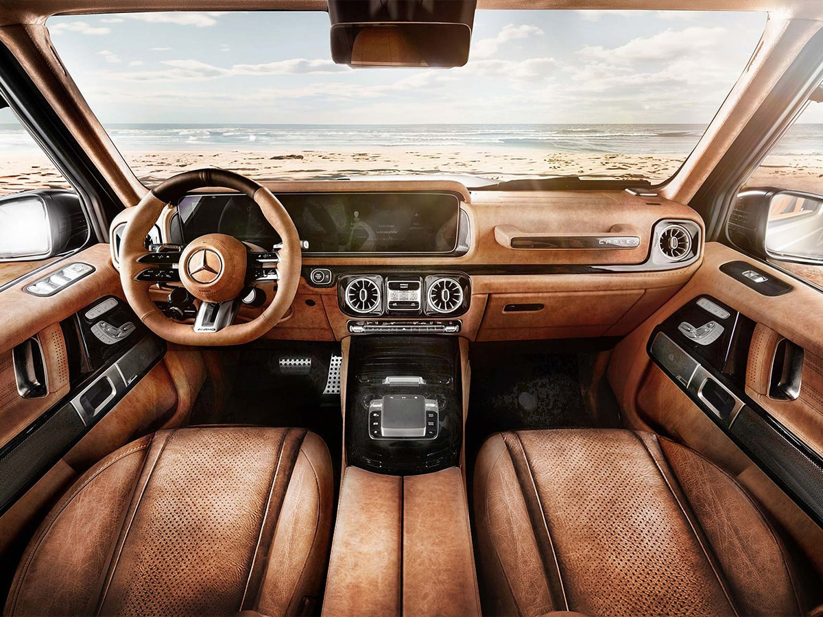 Nội thất cổ điển của Mercedes-Benz G-Wagon bản độ Carlex với màu da nâu và chi tiết ốp gỗ