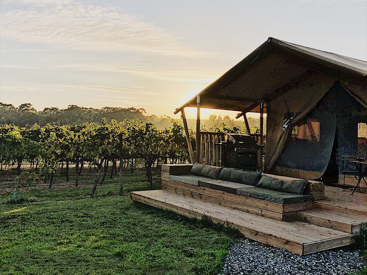 Nội thất hiện đại và ấm cúng của cabin glamping tại Nashdale Lane