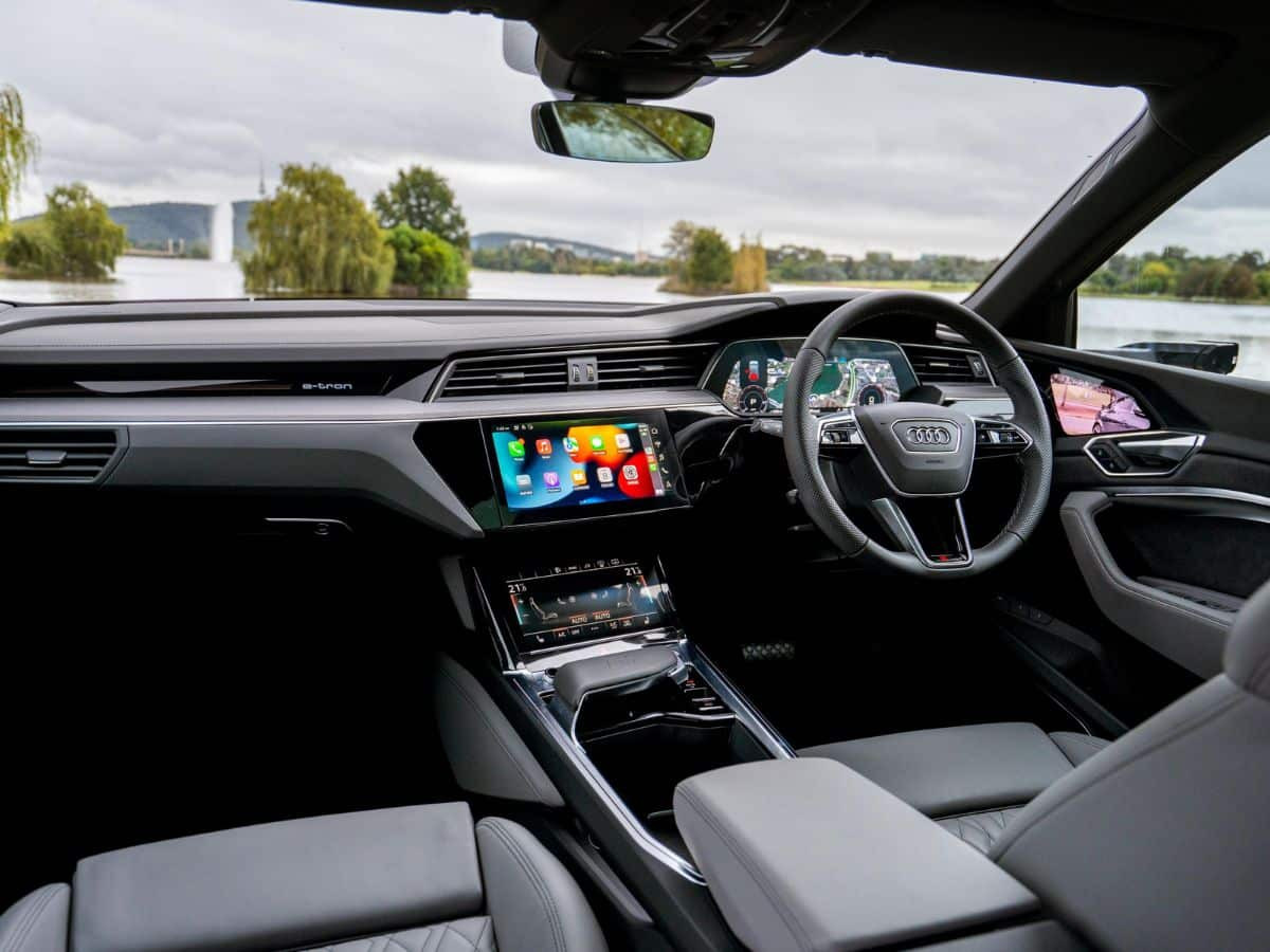 Nội thất khoang lái Audi e-Tron S 2022 với thiết kế tương lai và vật liệu cao cấp