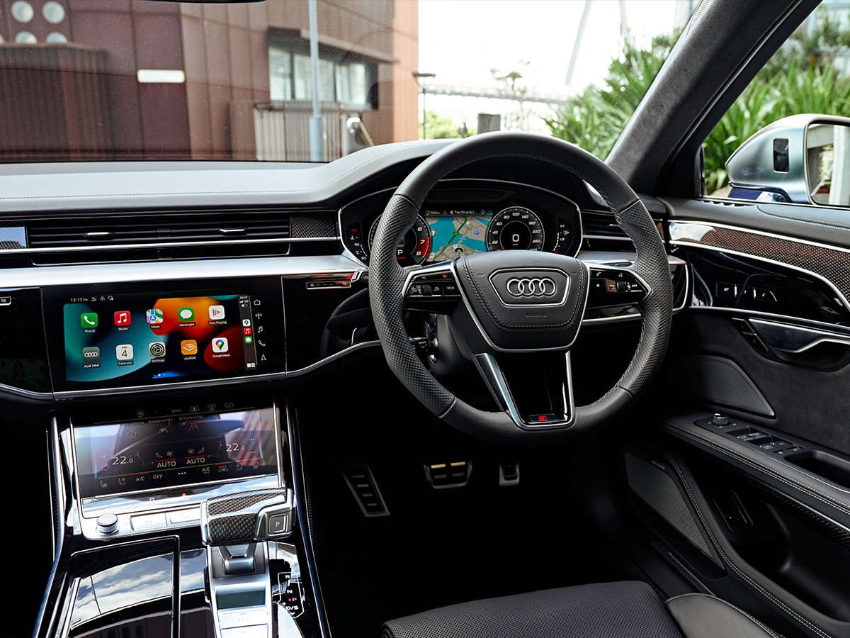 Nội thất khoang lái Audi S8 2023 với cụm điều khiển trung tâm