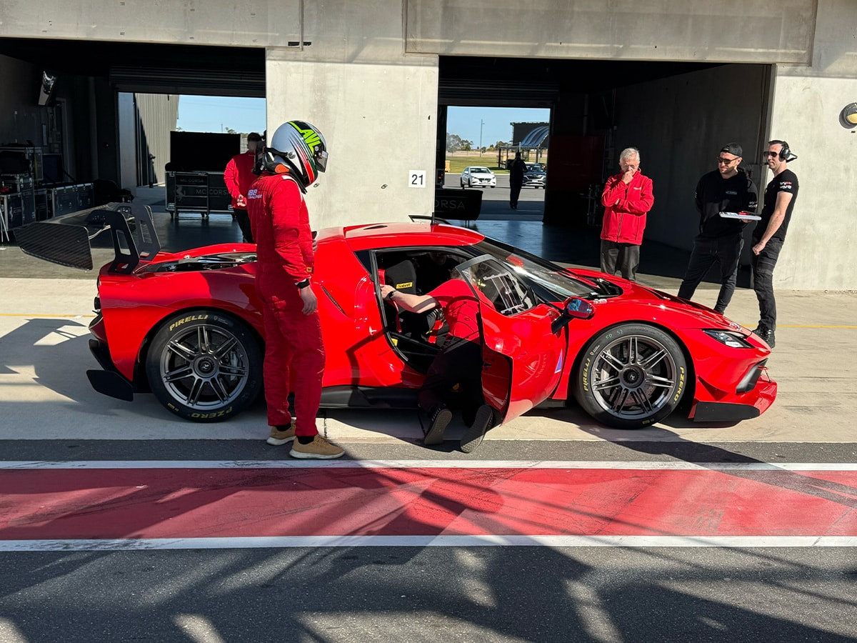 Nội thất khoang lái Ferrari 296 Challenge tại trường đua