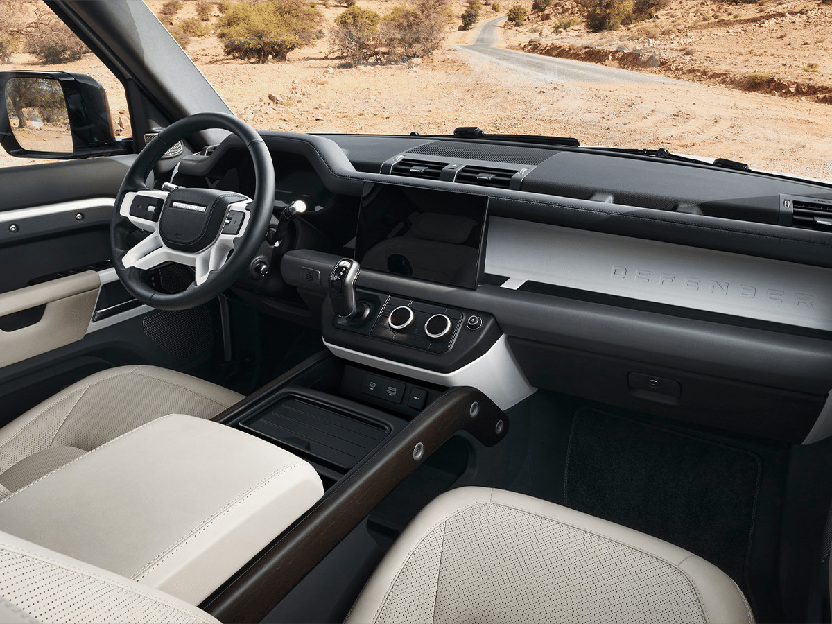 Nội thất Land Rover Defender 130 với ba hàng ghế và thiết kế tinh tế