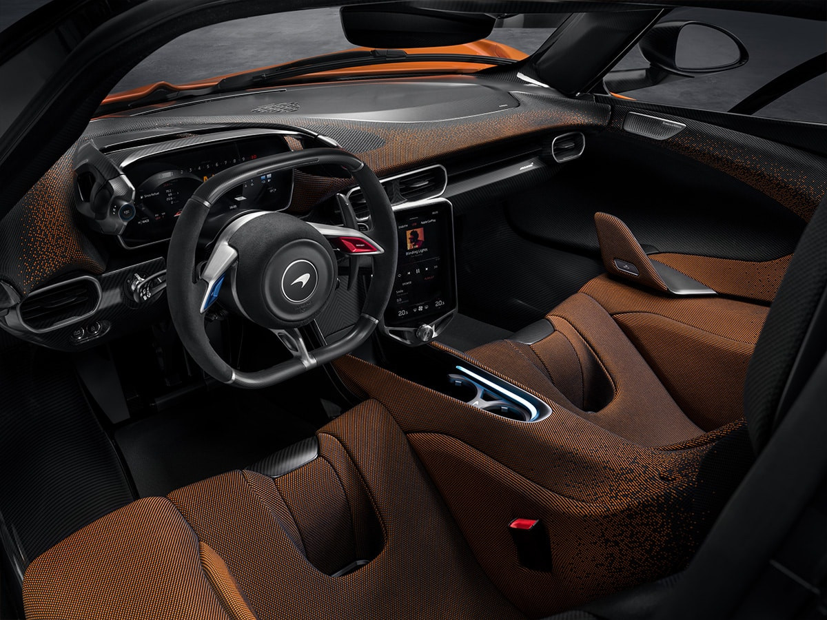 Nội thất McLaren W1 với bảng điều khiển tối giản