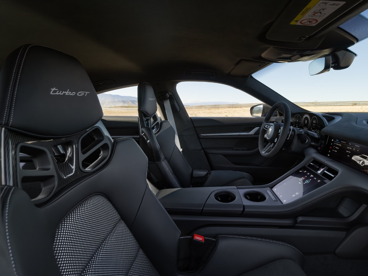 Nội thất Porsche Taycan Turbo GT với ghế đua carbon và vô lăng thể thao