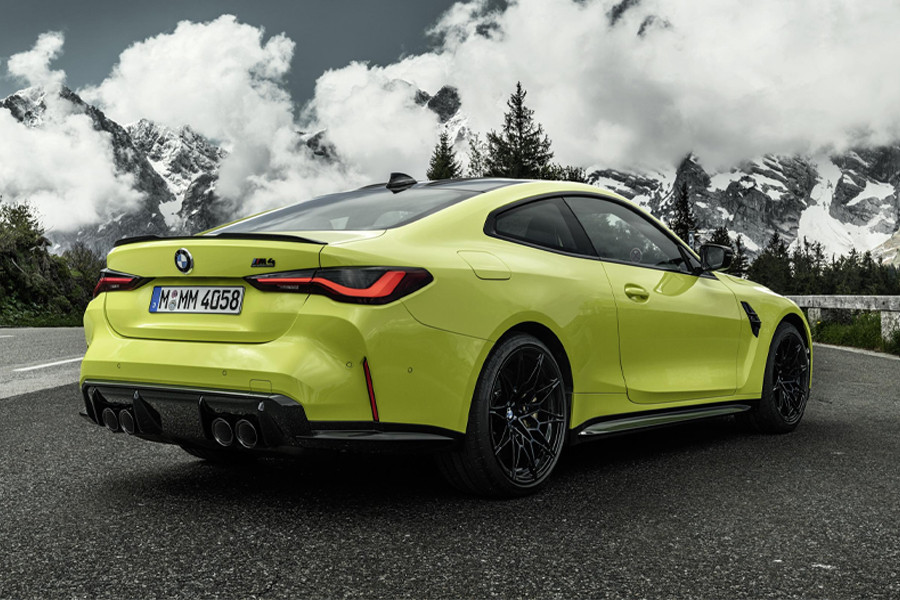Nội thất thể thao của BMW M4 với cần số và công nghệ kết nối hiện đại