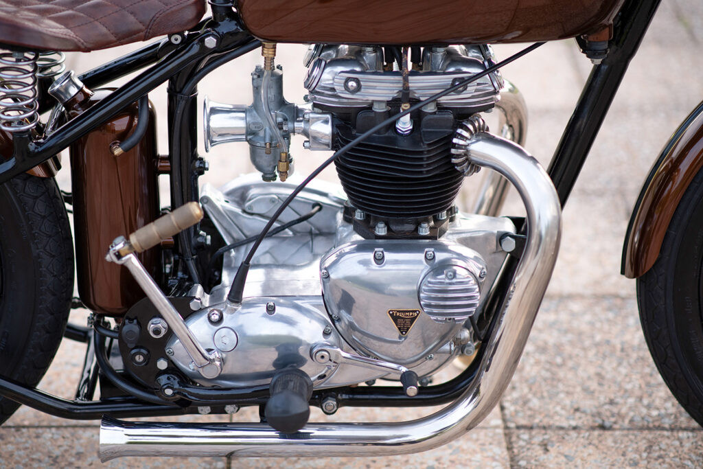 Nước sơn Mudslide và sọc nghệ thuật gợi lại di sản cổ điển Triumph